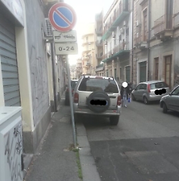 Catania via Alfonzetti,  auto parcheggiate  sul marciapiede.