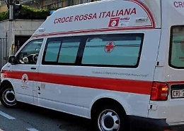 Auto sbanda e finisce contro autocarro: morta passeggera cinquantenne