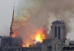 Incendio Notre-Dame: è crollata la guglia simbolo di Parigi, gente in lacrime