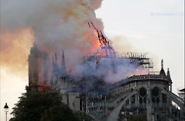 Incendio Notre-Dame, fiamme alimentate da tetto ligneo
