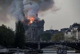 Notre Dame non c'è più, un incendio la devasta, il mondo è sotto choc