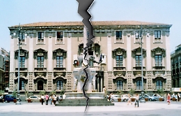 Catania crac, Messina quasi: Sicilia sul podio dei Comuni in dissesto, e ora tutti sperano nel “salva Roma”