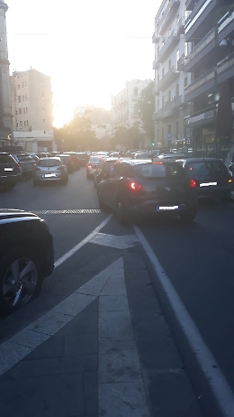 Catania, Corso delle Province: totale anarchia nei parcheggi