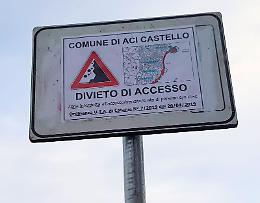 Acicastello, transennate le discese al mare: "Dove dobbiamo andare a fare il bagno?"