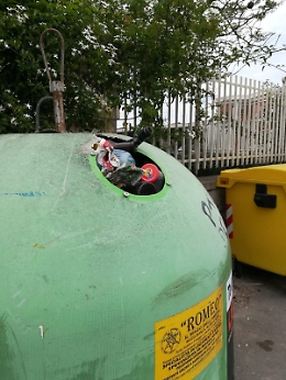 Catania: campane di vetro stracolme.