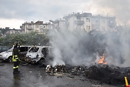 Giarre: data alle fiamme una montagna di rifiuti, l'incendio divora due auto