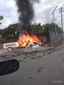 S.S. 114 sommersa da discariche a cielo aperto