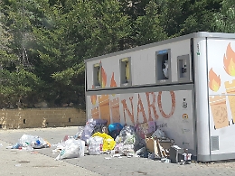 Naro: rifiuti abbandonati dinanzi il centro di raccolta