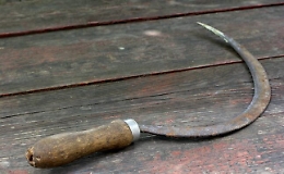 Patti, minaccia e aggredisce la moglie con una falce: arrestato