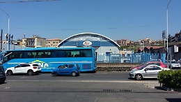 Catania, in Via Messina angolo Via Argo i pedoni  sono costretti a camminare per strada