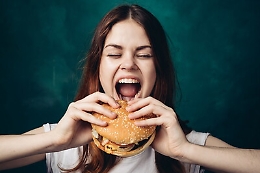 Quei mangiatori compulsivi che sono “schiavi” del cibo