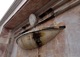 Catania, fontana del tondo Gioeni sporca e arrugginita