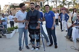 Ex parà della Folgore si rimette in piedi con l'esoscheletro 2.0: ecco i suoi primi passi