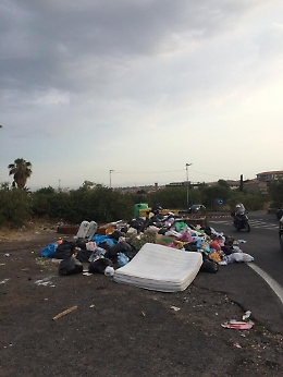Catania, San Nullo: Viale Benedetto Croce cosparso di rifiuti
