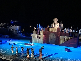 Siracusa, nel teatro greco ecco di scena la Lisistrata "guidata" da Solenghi: applausi meritati, ma alcuni tratti stentano...