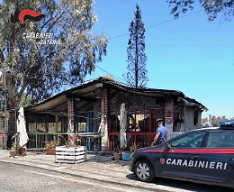 Incendio Plaia, "sciacallo" sorpreso dopo furto degli arredi di un locale