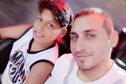 Alcamo, posta un video in diretta su Facebook
ma l'auto sbanda e finisce contro il guard rail
Muore un 14enne, ferito il fratellino, padre in coma