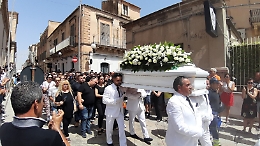 Un fiume di lacrime per Alessio e Simone e tanta rabbia contro l'assassino col Suv