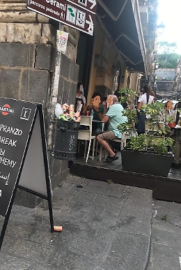 Catania: in via Etnea cestini pieni e rifiuti a terra