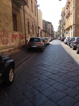 Catania: sosta selvaggia nelle vie G. Carnazza e Vecchia Ognina