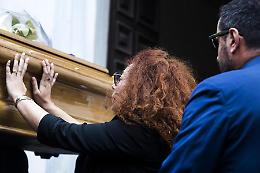 Roma, alla camera ardente il dolore immenso della moglie del carabiniere ucciso