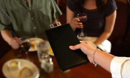 Catania: conto salato al ristorante, turisti francesi si rifiutano di pagare e litigano pure coi vigili