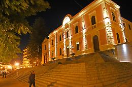 Aci Catena, arrestato impiegato comunale: favoriva la ditta di raccolta rifiuti