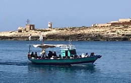 Barcone con 50 migranti arriva a Lampedusa dopo traversata di due giorni: morti durante il tragitto