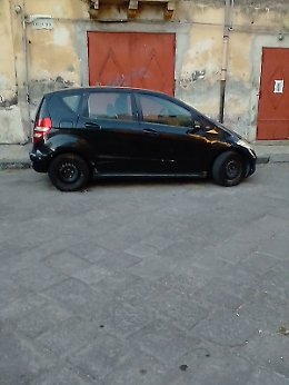 Adrano: Auto posteggiata da mesi in Piazza Avellino