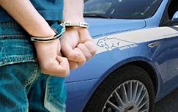 Brolo, torna recuperare la droga nascosta ma trova la polizia