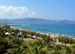 Malore mentre fa il bagno
Muore tredicenne di Catania