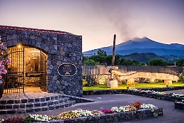Calici di stelle sotto il vulcano con un omaggio alla Luna
