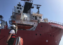 La crisi non ferma la guerra di Salvini alle Ong: «In Italia non entrano»