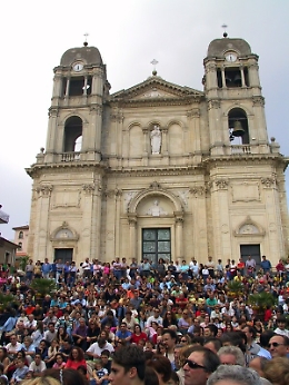 Zafferana, Chiesa Madre inagibile, festa della Madonna intono minore