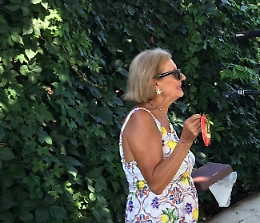 E Salvini a Taormina riceve un corno rosso contro la iella da una pensionata