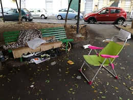 Catania: panchina adibita ad "abitazione".