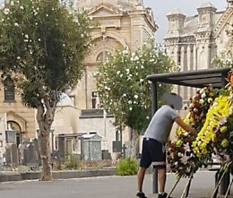 Catania, rubava fiori dal cimitero e percepiva reddito di cittadinanza