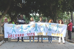 Licata: una catena umana per "Restare umani"