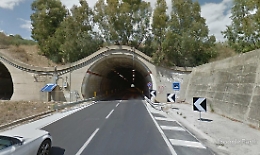 Trattore contro un camion dentro la galleria sulla Statale 115: un morto