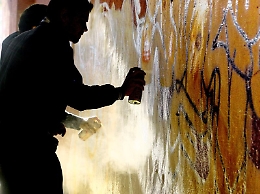 Catania: due turisti inglesi sorpresi a imbrattare la caserma della polizia