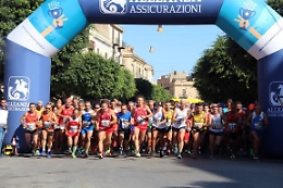 Abdelkrim Boumalik e Liliana Scibetta, firme d'autore alla "1a Maratonina Licata Città di Mare"