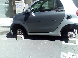 Catania, Via Adua: ricominciano i furti di gomme