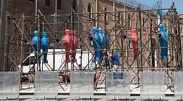 "Acqua passata", ma non troppo
l'arte in piazza per i morti in mare