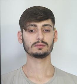 Catania, rapina, violenta, sequestra 
prostituta brasiliana: arrestato 22enne