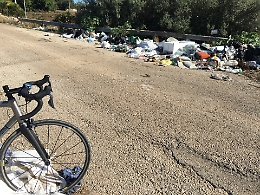 La gimkana dei cicloturisti fra i rifiuti della Sicilia del Sud Est foto