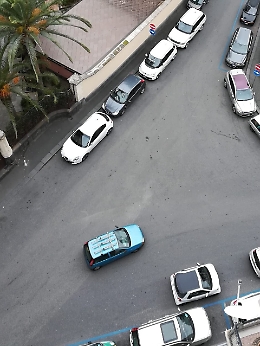 Catania: un esempio di sosta selvaggia a largo Aquileia