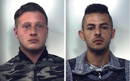 Maniace, si presentano a casa del rivale e sparano fucilate alla porta