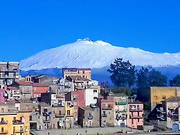 Centuripe incorniciata dall'Etna innevata