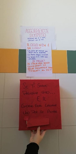 Marsala, regalano assorbenti alle compagne meno abbienti