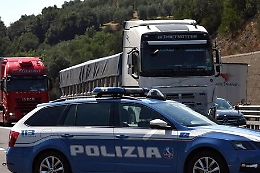 Furgoncino con 9 siciliani a bordo fuori strada nel Salernitano: un morto e 6 feriti